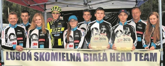 Ekipa Lubonia Skomielna Biała i jego wychowanka Monika Żur (czwarta z lewej), którw wyścigu elity wywalczyła brązowy medal