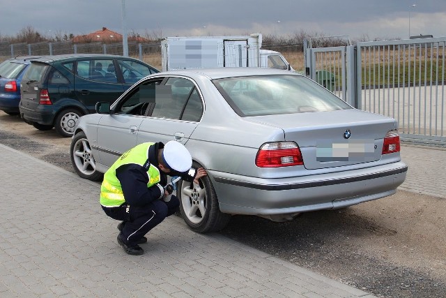 Kierowca BMW za wykroczenia dostał mandaty, a czeka go jeszcze sprawa w sądzie