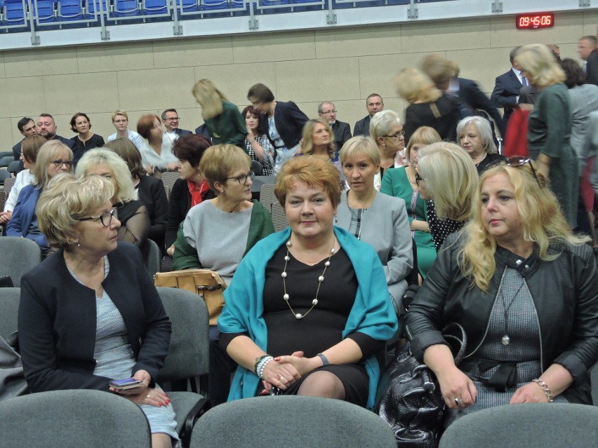 Ostrów Mazowiecka. Dzień Edukacji Narodowej: odznaczenia i nagrody dla najlepszych z subregionu [ZDJĘCIA, WIDEO]