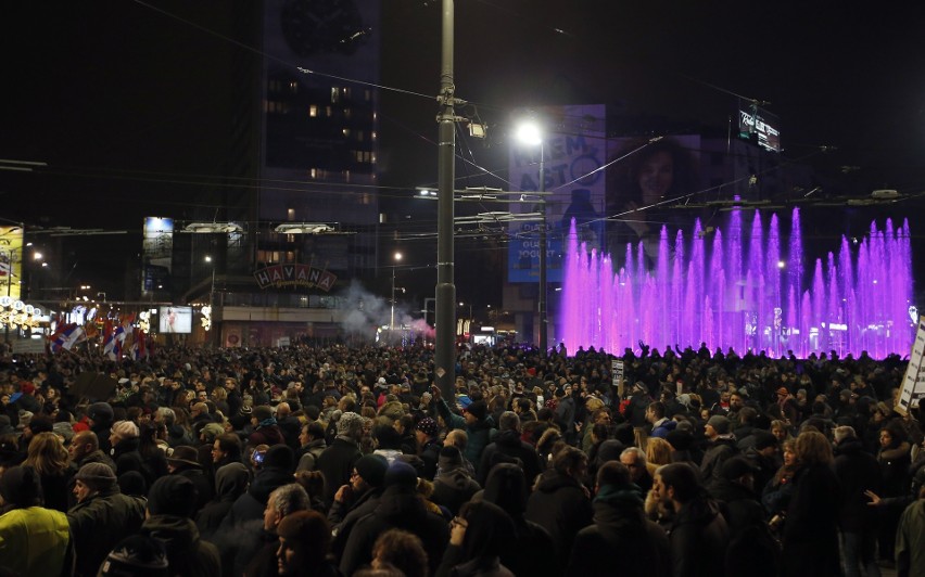 Protesty w Belgradzie [ZDJĘCIA] Serbowie domagali się odwołania prezydenta Aleksandara Vucicia [VIDEO]