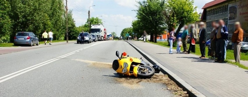 Motocykl kontra samochód. Motocyklista trafił do szpitala (zdjęcia)