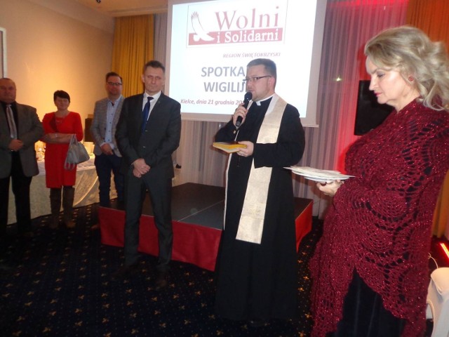 W pierwszym, historycznym spotkaniu opłatkowym partii Wolni i Solidarni w Kielcach wzięło udział ponad 30 osób. Gościł między innymi Andrzej Lubelski (trzeci z prawej), koordynator partii na województwo świętokrzyskie.