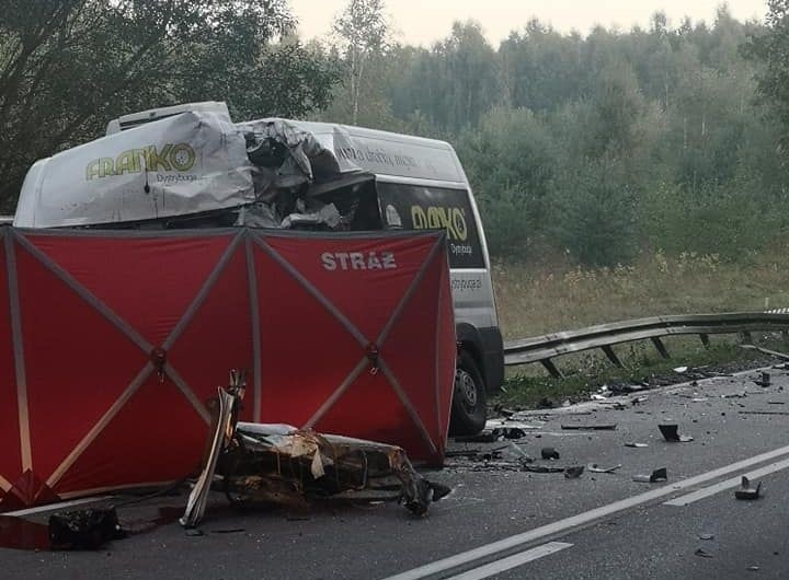 Proniewicze: Śmiertelny wypadek na DK 19. Ciężarówka zderzyła się z busem. Nie żyje dwóch kierowców [ZDJĘCIA] 12.09.2019