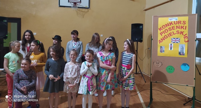 Konkurs piosenki angielskiej w szkole w Kamieńczycach. Uczniowie zaprezentowali swoje talenty wokalne i językowe