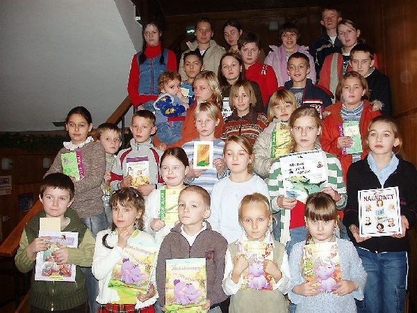 Nagrodzeni i wyróżnieni w konkursie na ozdoby  choinkowe zorganizowanym przez Miejską  Bibliotekę Publiczną