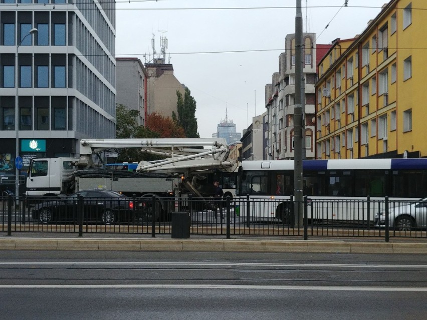 Kolizja na ul. Wyszyńskiego w Szczecinie. Zderzenie autobusu i samochodu ciężarowego 