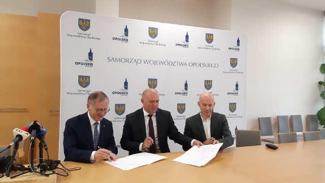 Marszałkowie Roman Kolek (do lewej) i Andrzej Buła oraz rektor Tomasz Halski podczas podpisania listu intencyjnego.