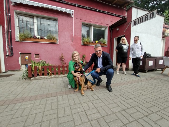 Prezydent Zielonej Góry i Sylwia Zając, kierownik Schroniska dla Bezdomnych Zwierząt w Zielonej Górze