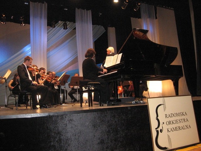 Greccy goście : pianistka Vicky Stylianou i dyrygent Alkis Baltas podobali się radomskiej publiczności