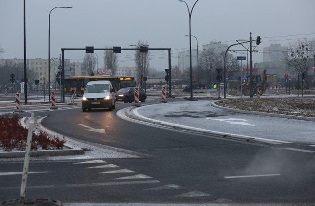 W ostatnich tygodniach ruch po rondzie odbywał się tylko po jednym pasie. Od dzisiaj ma być już w pełni przejezdne.