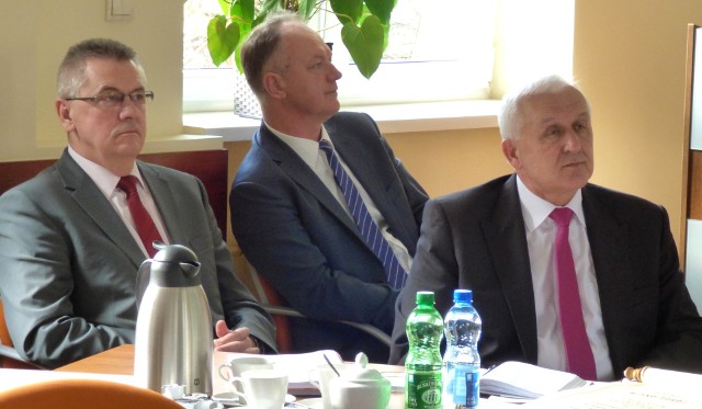 Jerzy Szydłowski (w środku, między burmistrzami - Waldemarem Sikorą i Henrykiem Radoszem) podczas czwartkowej sesji zasiadł po raz ostatni na fotelu wiceprzewodniczącego buskiej Rady Miejskiej. W trakcie posiedzenia został odwołany.