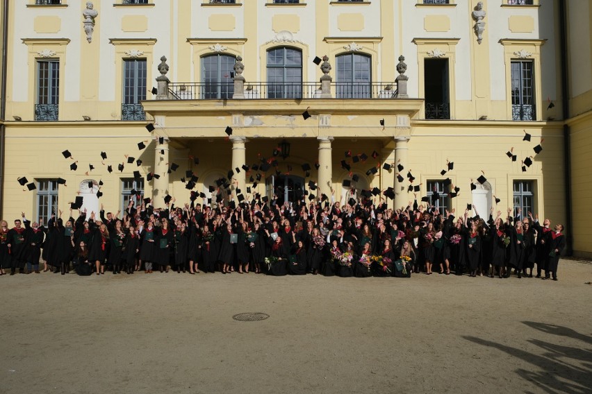 Na koniec absolwenci zrobili grupowe zdjęcie przed Pałacem...