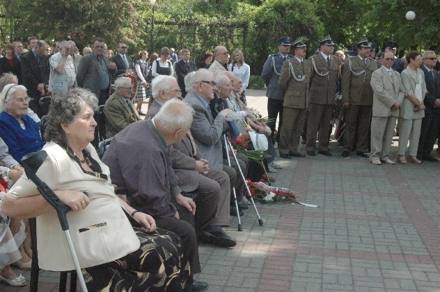 Pod pomnik przyszli starsi głogowianie i kombatanci.