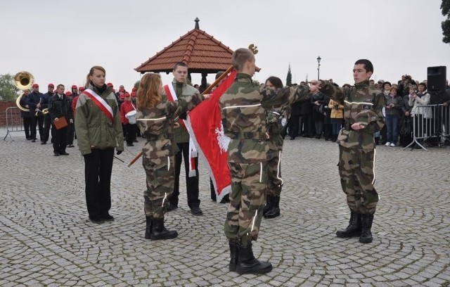 Uczniowie I klasy wojskowej liceum ogólnokształcącego w Zespole Szkół Gastronomicznych i Hotelarskich w Sandomierzu złożyli przysięgę.
