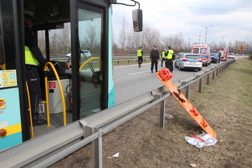 Ciężarówka uderzyła w autobus w Katowicach. Są ranni