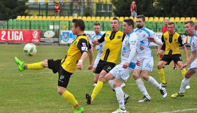 Piłkarze Siarki Tarnobrzeg (w żółto-czarnych strojach) będą faworytami spotkania z Polonią Bytom.