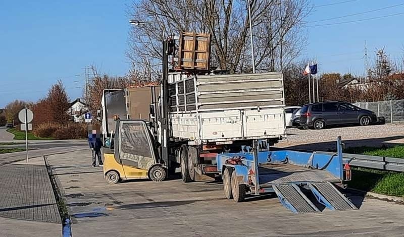 Ciężarówka z jabłkami ważyła o kilka ton za dużo. Kierowca...