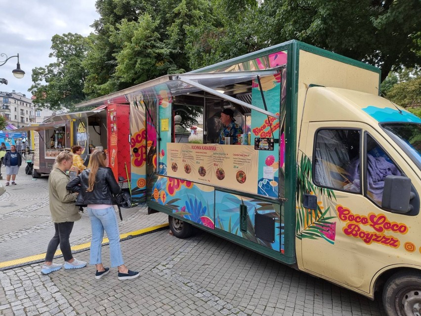 Food trucki zaparkowały na Rynku w Przemyślu. Zobacz, co można smacznego zjeść [ZDJĘCIA]