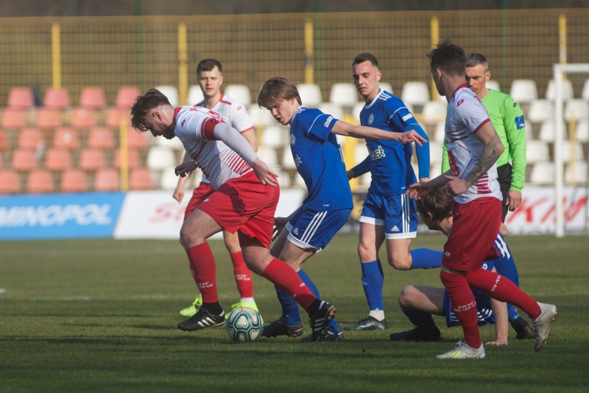 Gryf (biało-czerwone stroje) uległ Gromowi 2:3