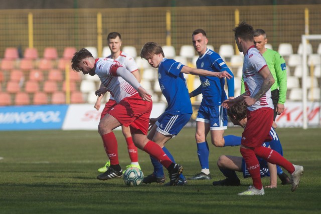 Gryf (biało-czerwone stroje) uległ Gromowi 2:3