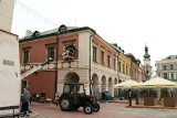 Zamość przygotowuje się do świąt. Już stoi duża choinka, a teraz montowane są iluminacje. Zobacz zdjęcia