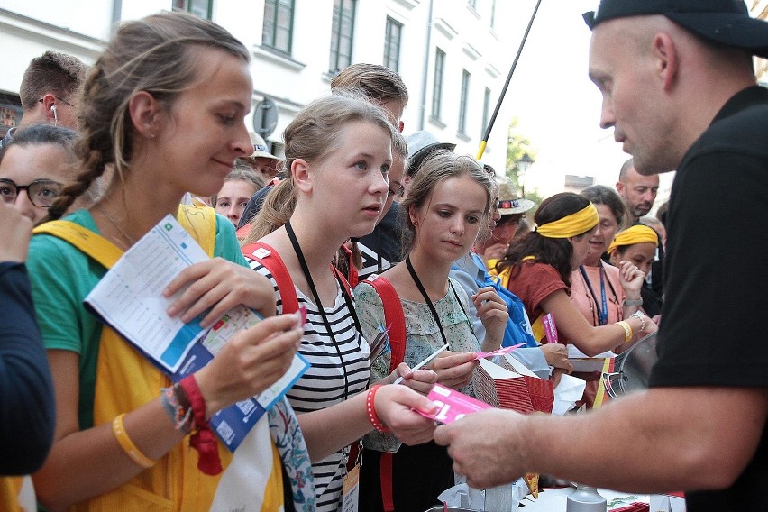 Kraków. Rynek opanowany przez pielgrzymów [ZDJĘCIA]