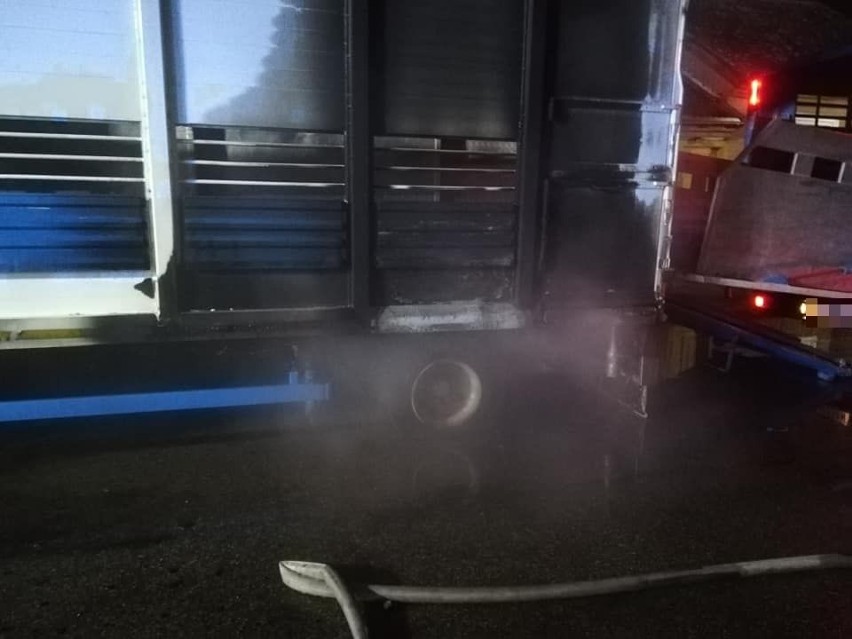 Suchowola. W ciężarówce przewożącej bydło zapaliła się oś (zdjęcia)