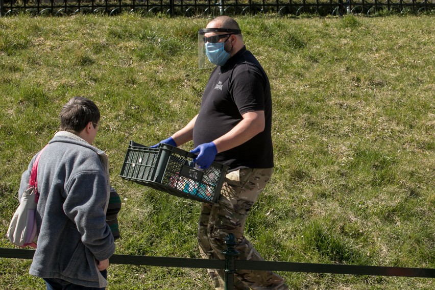 Koronawirus w Krakowie. Bezdomni dostali śpiwory i ubrania. Pomogli ludzie o wielkich sercach [ZDJĘCIA]