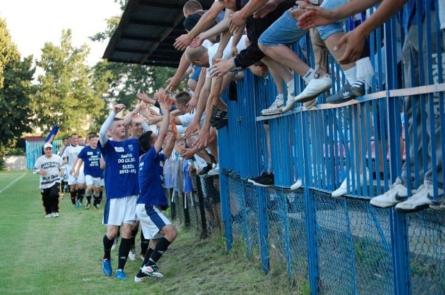 Piłkarze JKS-u dziękują kibicom za doping.