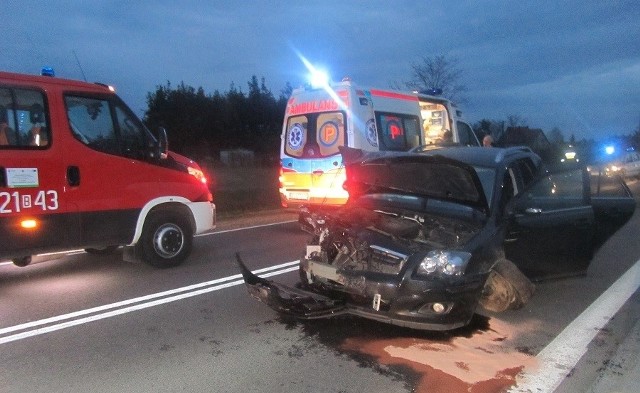 Gdy mężczyzna zorientował się, że nie zdąży wyprzedzić, wrócił na swój pas ruchu spychając na pobocze volvo. Dwie osoby trafiły do szpitala.