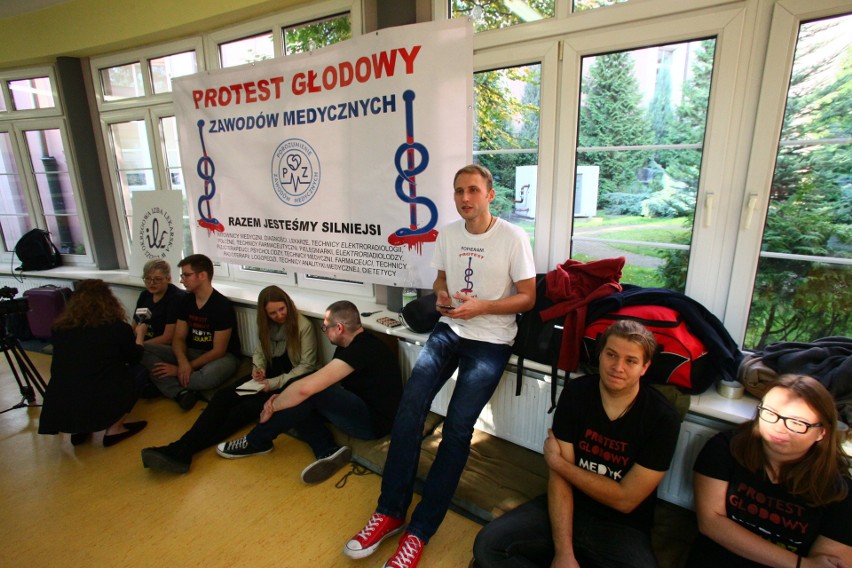 Głodówka lekarzy w Łodzi. Protestują w szpitalu im. Barlickiego w Łodzi [ZDJĘCIA, FILM]