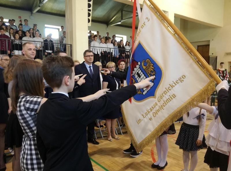 Oświęcim. "Dwójka" ma nowy sztandar szkoły, na który uczniowie złożyli już ślubowanie [ZDJĘCIA]