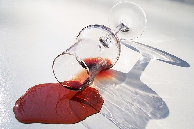 1. Czerwone wino W przypadku zabrudzenia tkaniny czerwonym winem najlepiej zacząć od posypania plamy dużą ilością soli. Sól wchłonie  wilgoć i czerwony kolor. Następnie należy namoczyć materiał w zimnej wodzie, a potem go wyprać.
