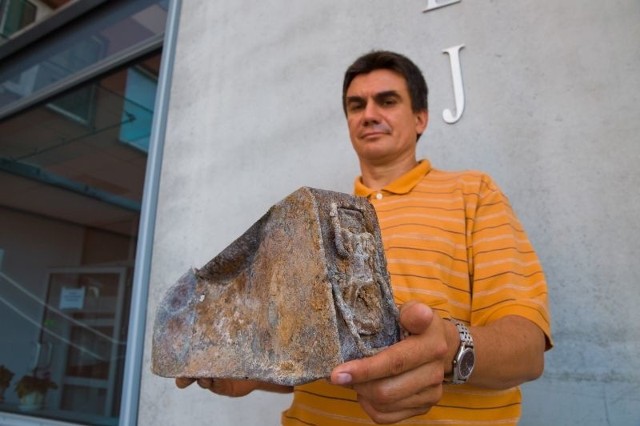 Dokumenty są słabo czytelne, rozszarpane. Dariusz Gogolewski z białostockiego IPN pokazuje metalową skrzynkę, w której były zabezpieczone. W niej przeleżały w ziemi kilkadziesiąt lat.
