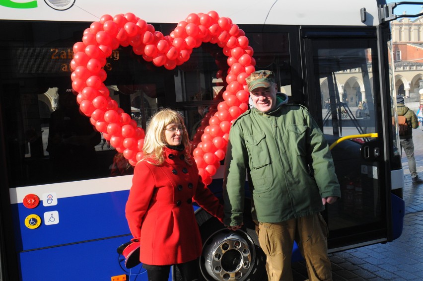 Zakochany autobus na Rynku Głównym w Krakowie [ZDJĘCIA]