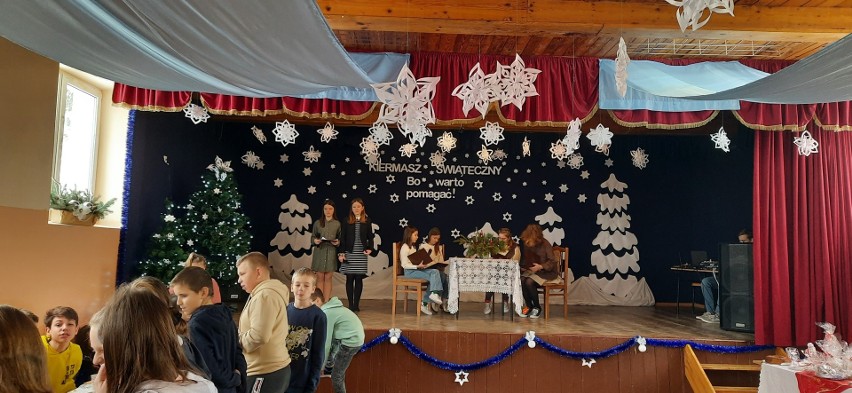 Kiermasz Bożonarodzeniowy w Publicznej Szkole Podstawowej w Iwaniskach. Zobacz zdjęcia 