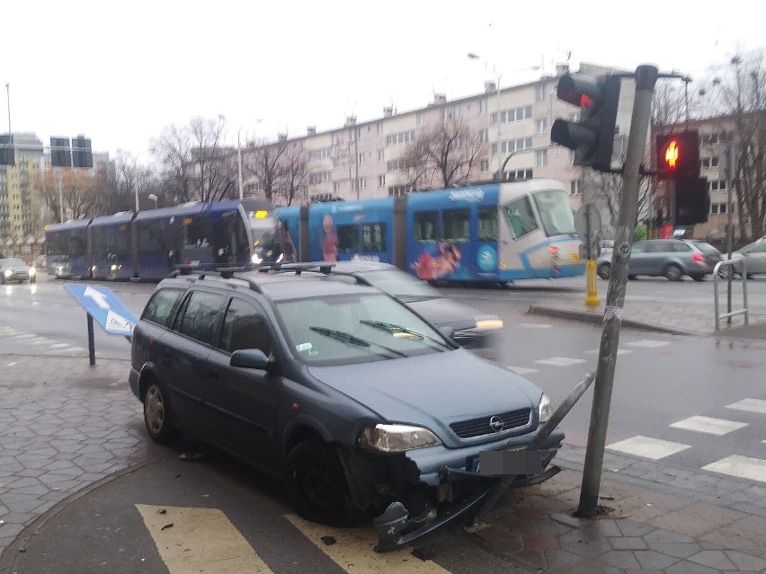 Wypadek na Grabiszyńskiej. Samochód uderzył w znaki przy