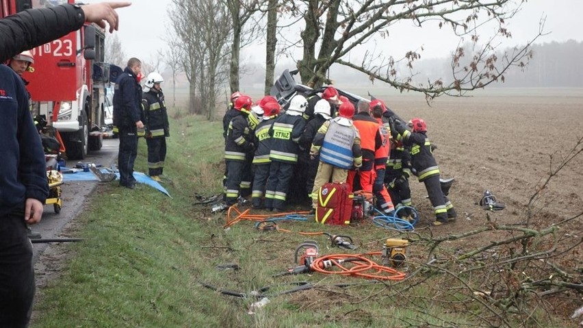 Makabryczny wypadek BMW. Kierowca oszukał przeznaczenie (ZDJĘCIA)