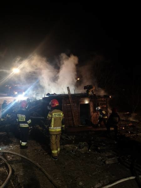 Piwniczna - Zdrój. Pożar na ulicy Śmigowskie. W akcji gaśniczej brało udział siedem zastępów strażackich