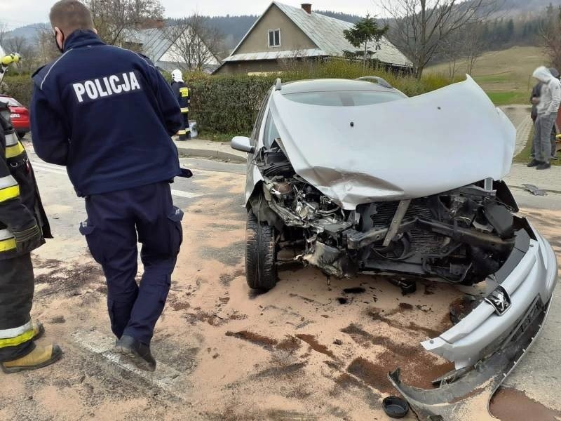 Kąclowa. Rozbite auta zablokowały drogę z Grybowa do Krynicy-Zdroju. Ranny trafił do szpitala [ZDJĘCIA]