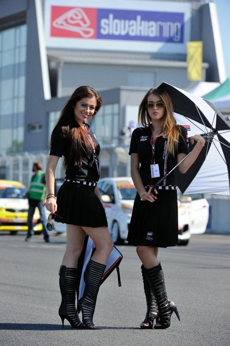 Hostessy na wyścigu Kia Lotos Race na Slovakiaring - zdjęcia...