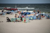 Wakacyjna środa na plaży w Sarbinowie. Wiatr nie przeszkadza w wypoczynku [ZDJĘCIA] 21.07.2021