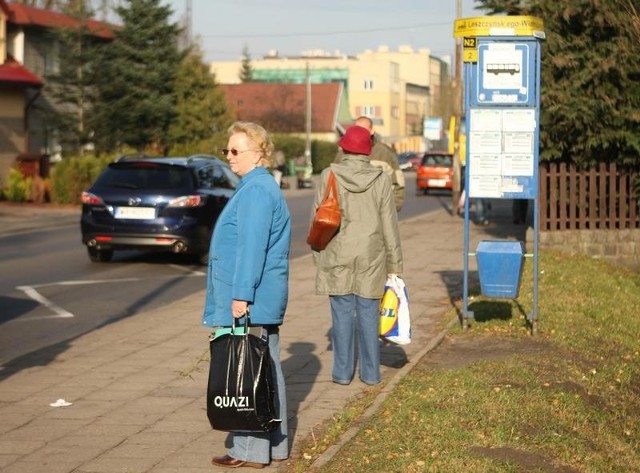 Przy ulicy Leszczyńskiego są trzy przystanki. Żaden nie jest zadaszony.