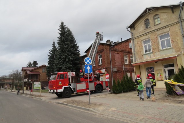 W Ciechocinku strażacy zdemontowali przewrócony przez wiatr maszt z antenami na dachu budynku mieszkalnego.