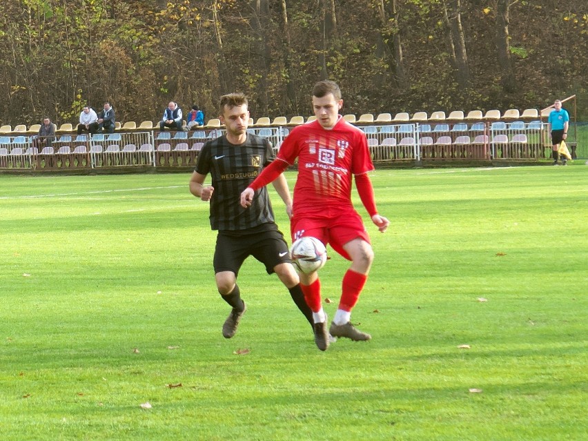 Orzeł Przeworsk (czerwone stroje)  dwie bramki zdobył w...