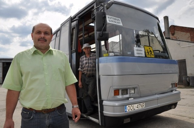 - Mamy własne autobusy, powstały też nowe przystanki, z których zabierać będziemy zarówno uczniów, jak i dorosłych pasażerów - mówi Dariusz Dykta, szef zakładu komunalnego w Dobrodzieniu.