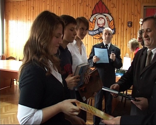 Nagrody zwycięscom wręcza wicestarosta powiatu kozienickiego Józef Grzegorz Małaśnicki.