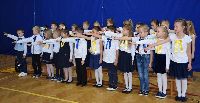 Moment ślubowania uczniów z Mirca na sztandar szkoły