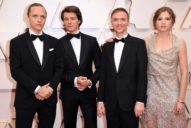 Oscary 2020: Gwiazdy na czerwonym dywanie [ZDJĘCIA] Jak wypadli Polacy? Eliza Rycembel, Bartosz Bielenia i Jan Komasa na oscarowej gali