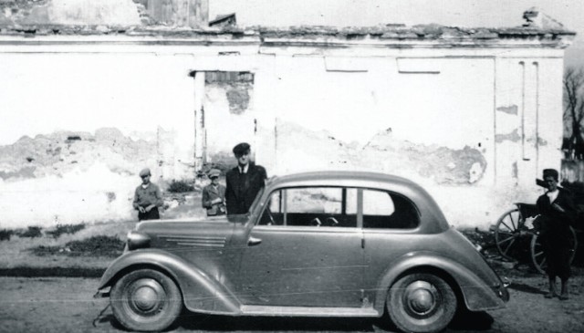 Zdjęcie zostało wykonane w roku 1940 prawdopodobnie w Tarnobrzegu. Młody człowiek to Wojciech Nowakowski, w przyszłości absolwent Politechniki Gdańskiej i jej długoletni wykładowca. A samochód?